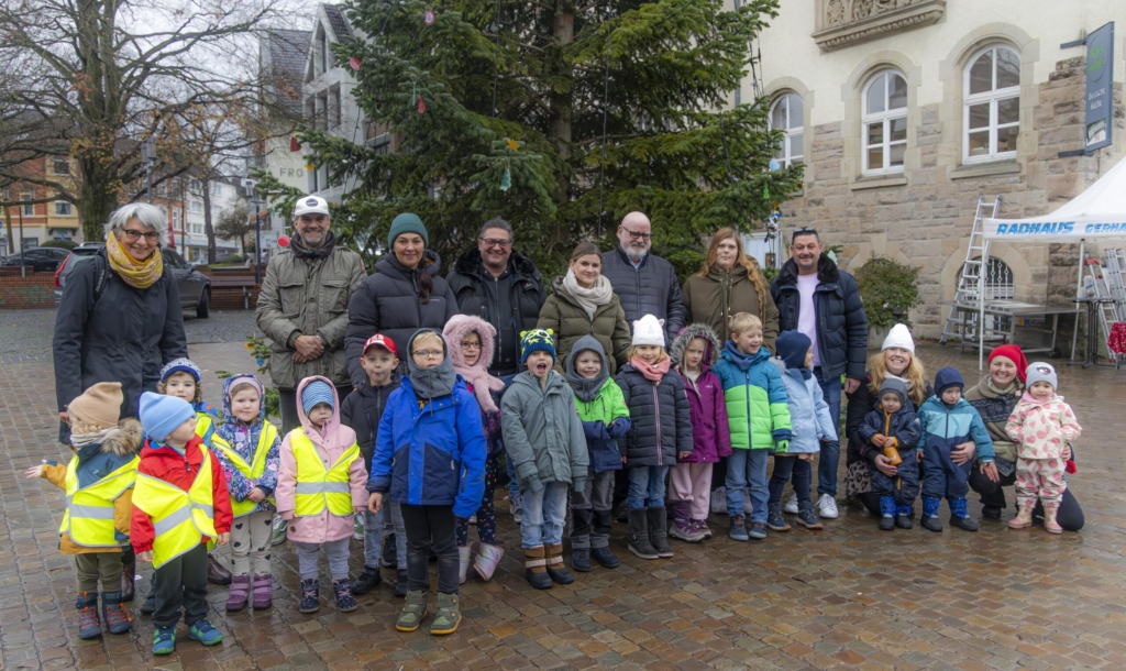 11-25-WeihnachtsbaumschmueckenAplerbeck-NK-2-scaled-1-1024×610