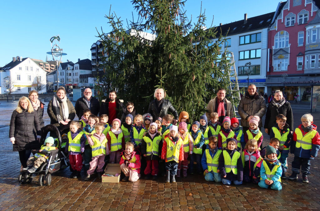 Eine wunderschöne große Tanne schmückt den Aplerbecker Marktplatz.