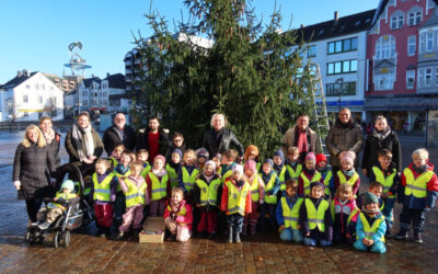 Eine wunderschöne große Tanne schmückt den Aplerbecker Marktplatz.